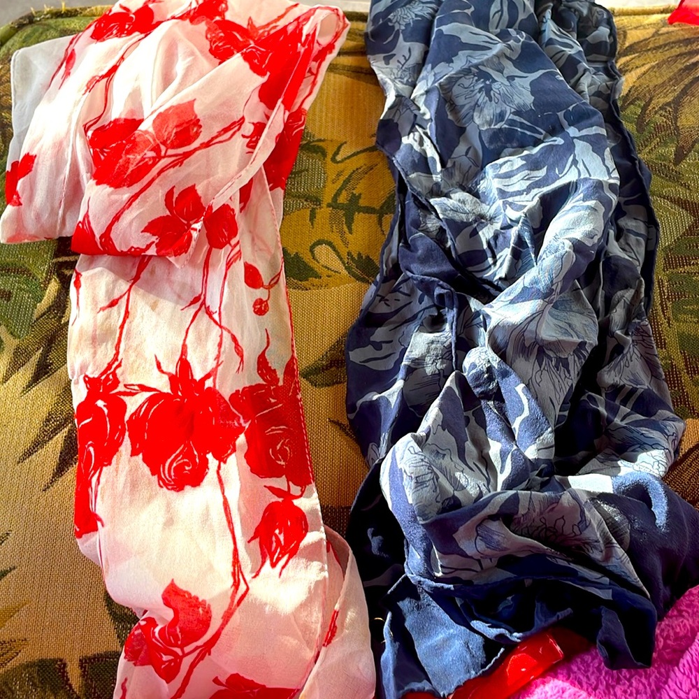 Set of two lighteright scarves